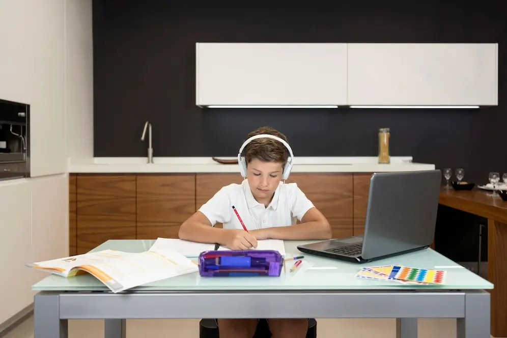1st UK-Wide Hybrid School Offering Home Classes Open?