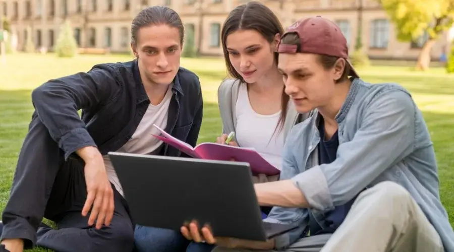 Why UK Education Needs Both Apprenticeships And Traditional Degrees?